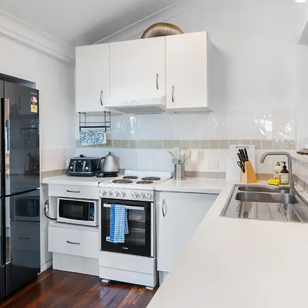 Holiday home Elegant 4-bedroom Upper-level In Camp Hill *