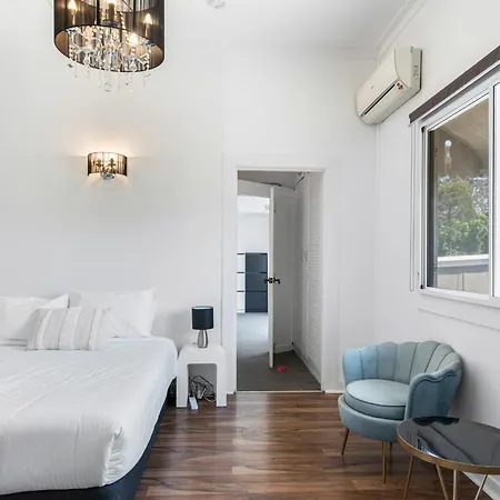 Elegant 4-bedroom Upper-level In Camp Hill Holiday home Brisbane