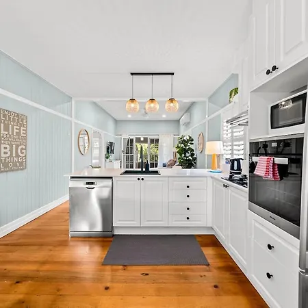 Restored Queenslander Cottage-private Pool&garden