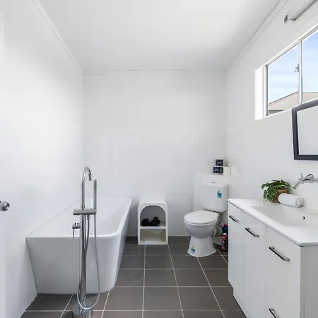 Elegant 4-bedroom Upper-level In Camp Hill Brisbane