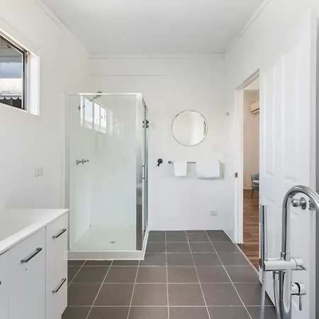 Holiday home Elegant 4-bedroom Upper-level In Camp Hill Brisbane