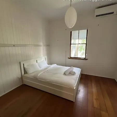 Charming Queenslander Sleeps 6 Near Cbd And Park Holiday home