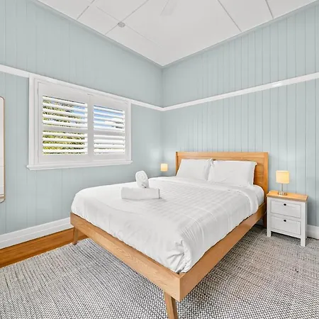 Holiday home Restored Queenslander Cottage-private Pool&garden