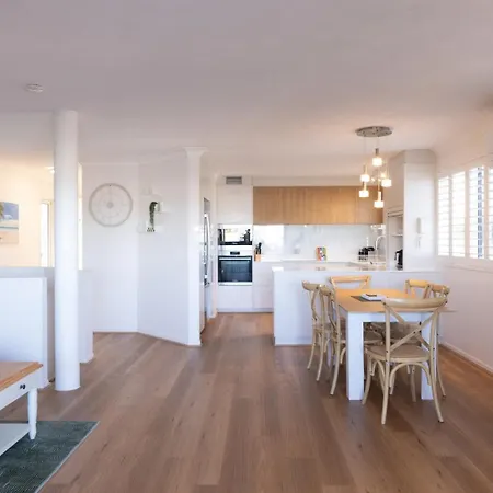 Bayside 4br Family Retreat | Walk To Manly Harbour Holiday home