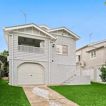 Restored Queenslander Cottage-private Pool&garden
