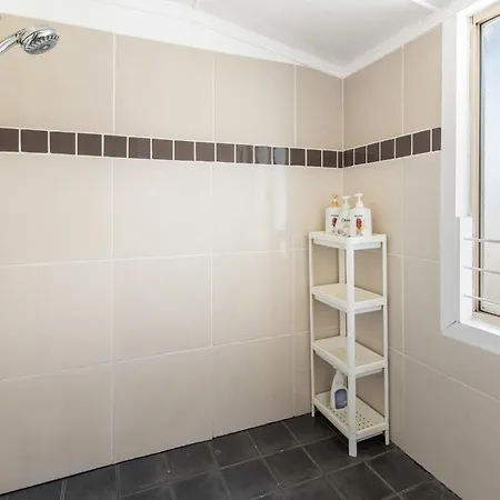 Elegant 4-bedroom Upper-level In Camp Hill Holiday home Brisbane
