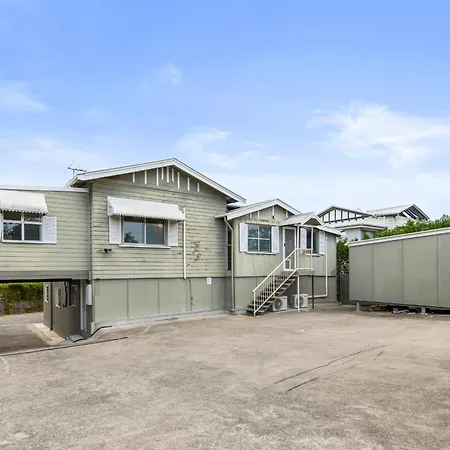 Elegant 4-bedroom Upper-level In Camp Hill Holiday home *