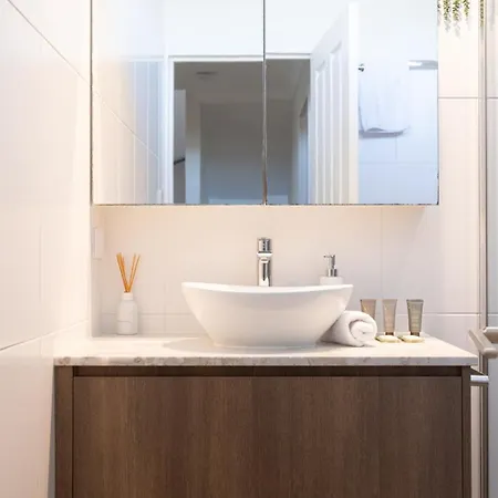 Bayside 4br Family Retreat | Walk To Manly Harbour Holiday home