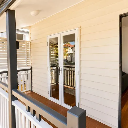 Charming Queenslander 3 Bed 1 Bath In West End