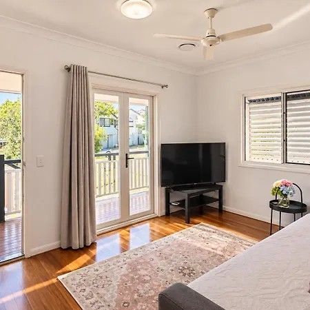 Charming Queenslander 3 Bed 1 Bath In West End