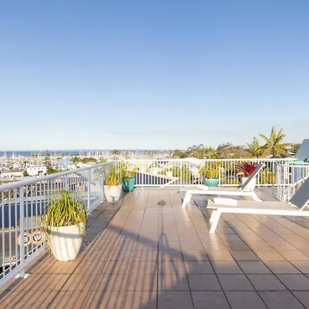 Bayside 4br Family Retreat | Walk To Manly Harbour Holiday home