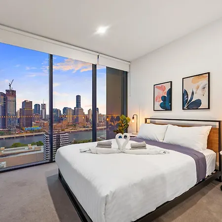 Million Dollar Views & Location! Walk To Cbd! Apartment