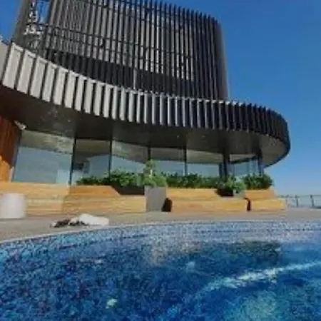 Rooftop Infinite Pool Cozy Upper Level Unit Cbd Apartment *