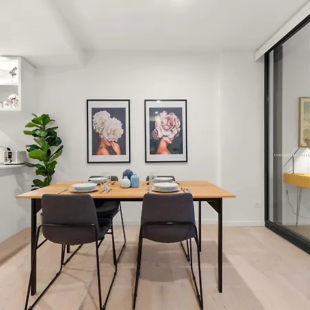 Million Dollar Views & Location! Walk To Cbd! Apartment *