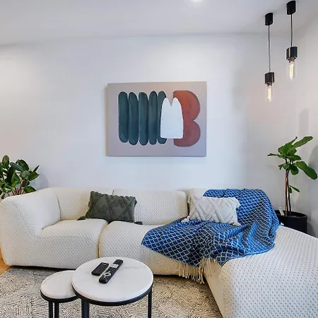 Riverstone Perch - Urban Comfort Near River Apartment *