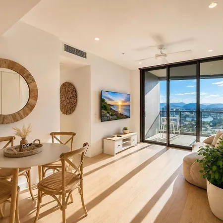 Golden Hour Haven River Views & Car Park Apartment *