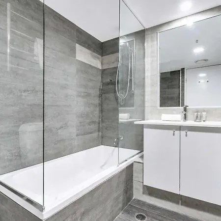 Bright Modern Cbd Parking Pool & Gym Apartment