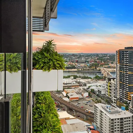 Perfect Penthouse! Views, Location, & Comfort! * Brisbane