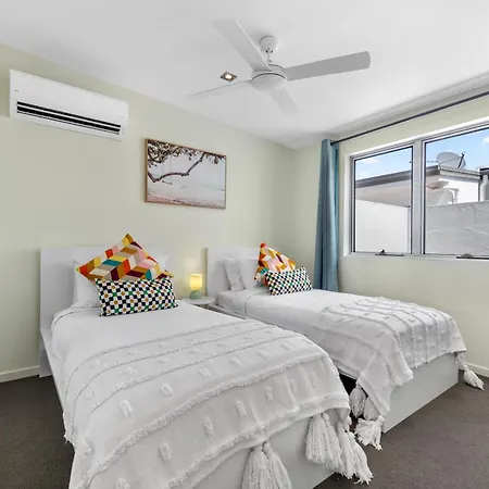 Two-level 3br With Rooftop Balcony & 2 Car Parks Brisbane