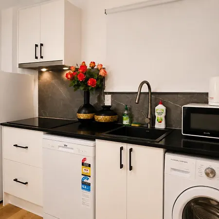 Modern Holland Park Unit With Easy Access *
