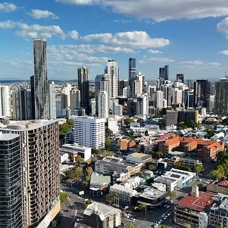 Apartment Lvl 22 - Sleep 8 - Pool Cinema & Parking Brisbane