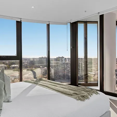 Rooftop Infinity Pool Heated Pool, Gym, Free Parking & Brisbane