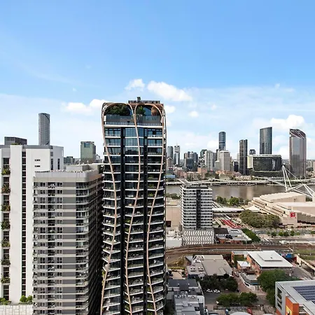 Perfect Penthouse! Views, Location, & Comfort! * Brisbane