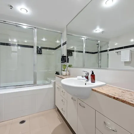 Stylish Cbd With Pool, Sauna, Gym & Bathtub Apartment *