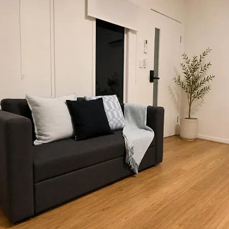 Modern Holland Park Unit With Easy Access * Brisbane