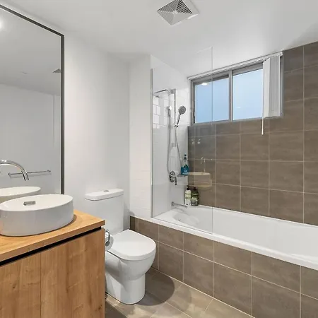 Spacious And Stylish 3br In West End Brisbane