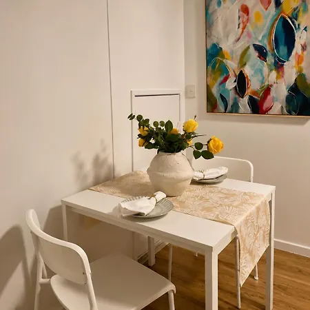 Modern Holland Park Unit With Easy Access Apartment