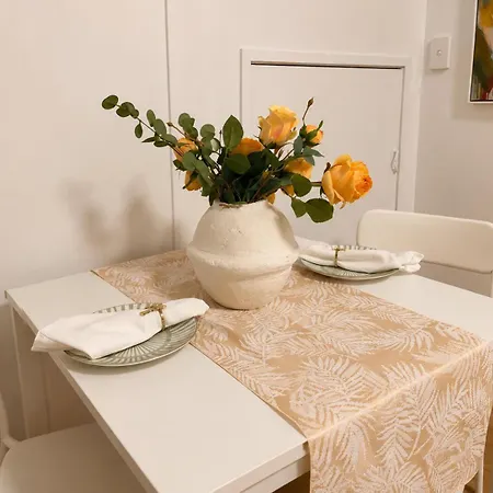 Modern Holland Park Unit With Easy Access Apartment *