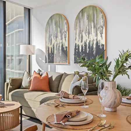 Rooftop Infinity Pool Heated Pool, Gym, Free Parking & Brisbane