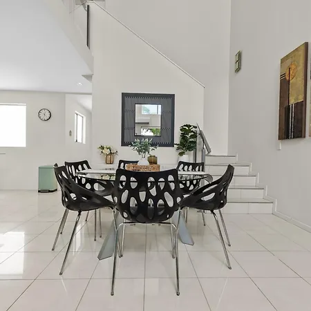Two-level 3br With Rooftop Balcony & 2 Car Parks * Brisbane