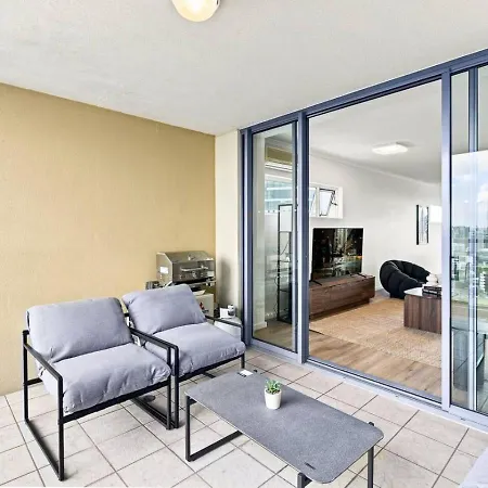 Wake To The River 3 Bedroom Riverside With Pool Gym And Parking Apartment