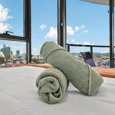 Lvl 22 - Sleep 8 - Pool Cinema & Parking Apartment Brisbane