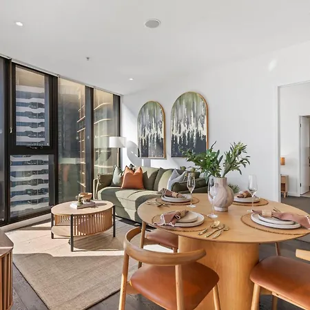 Apartment Rooftop Infinity Pool Heated Pool, Gym, Free Parking & *