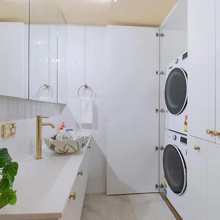 The Fishbowl - 1bed-1bath-1car-pool Apartment