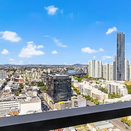 Luxe 3br Penthouse With Story Bridge And River Views