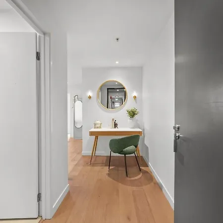 Lvl 22 - Sleep 8 - Pool Cinema & Parking Brisbane