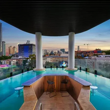 Rooftop Infinity Pool Heated Pool, Gym, Free Parking & Brisbane