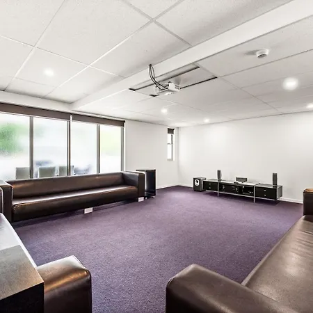 Two-level 3br With Rooftop Balcony & 2 Car Parks Apartment Brisbane