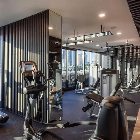Rooftop Infinity Pool Heated Pool, Gym, Free Parking & Apartment *