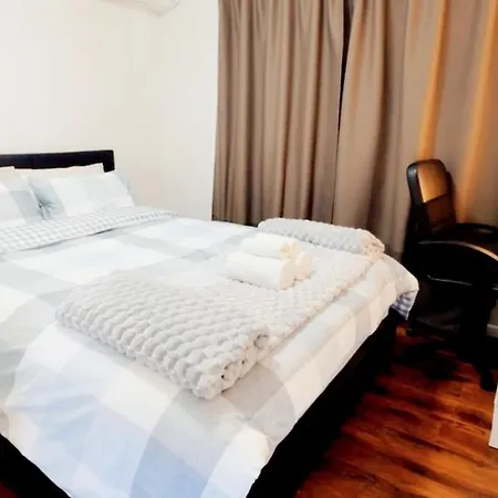 Sunny 3br Family House With Pool Sunnybank Apartment