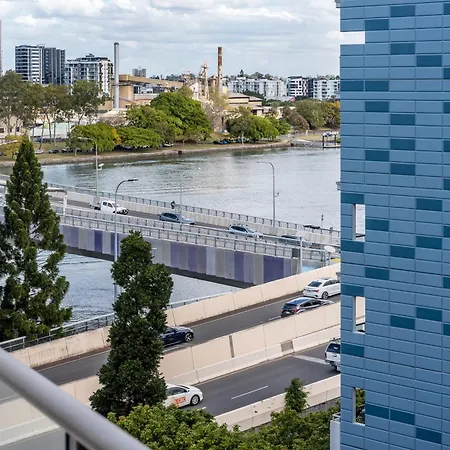 Prime Location River Glimpse 2br Walk To Cbd With Parking