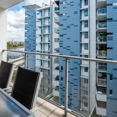 Prime Location River Glimpse 2br Walk To Cbd With Parking