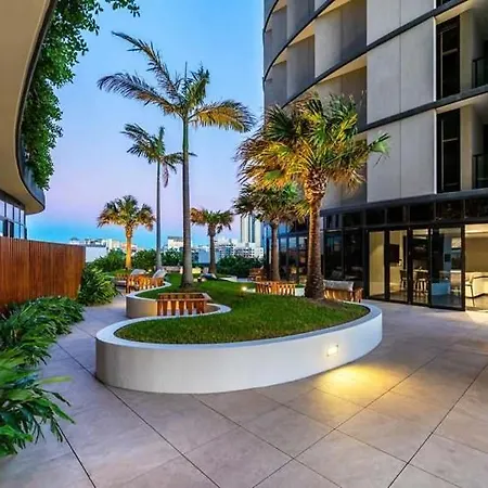 Apartment Rooftop Infinity Pool Heated Pool, Gym, Free Parking &