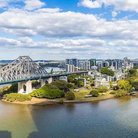 Wake To The River 3 Bedroom Riverside With Pool Gym And Parking