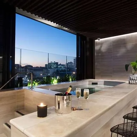 Apartment Rooftop Infinity Pool Heated Pool, Gym, Free Parking &