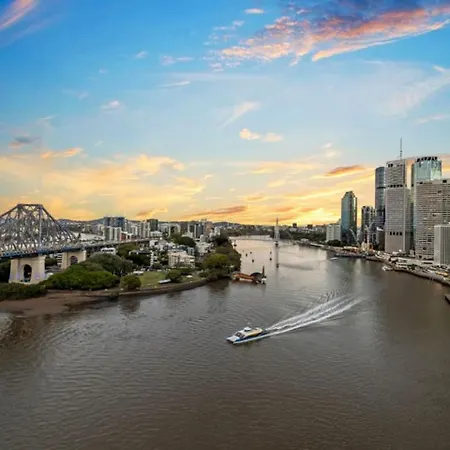 Wake To The River 3 Bedroom Riverside With Pool Gym And Parking